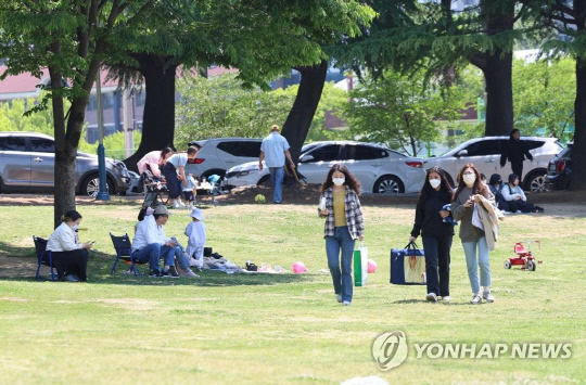 지난 1일 광주 북구 전남대학교 운동장에서 시민들이 화창한 봄날씨를 즐기고 있다. 연합뉴스
